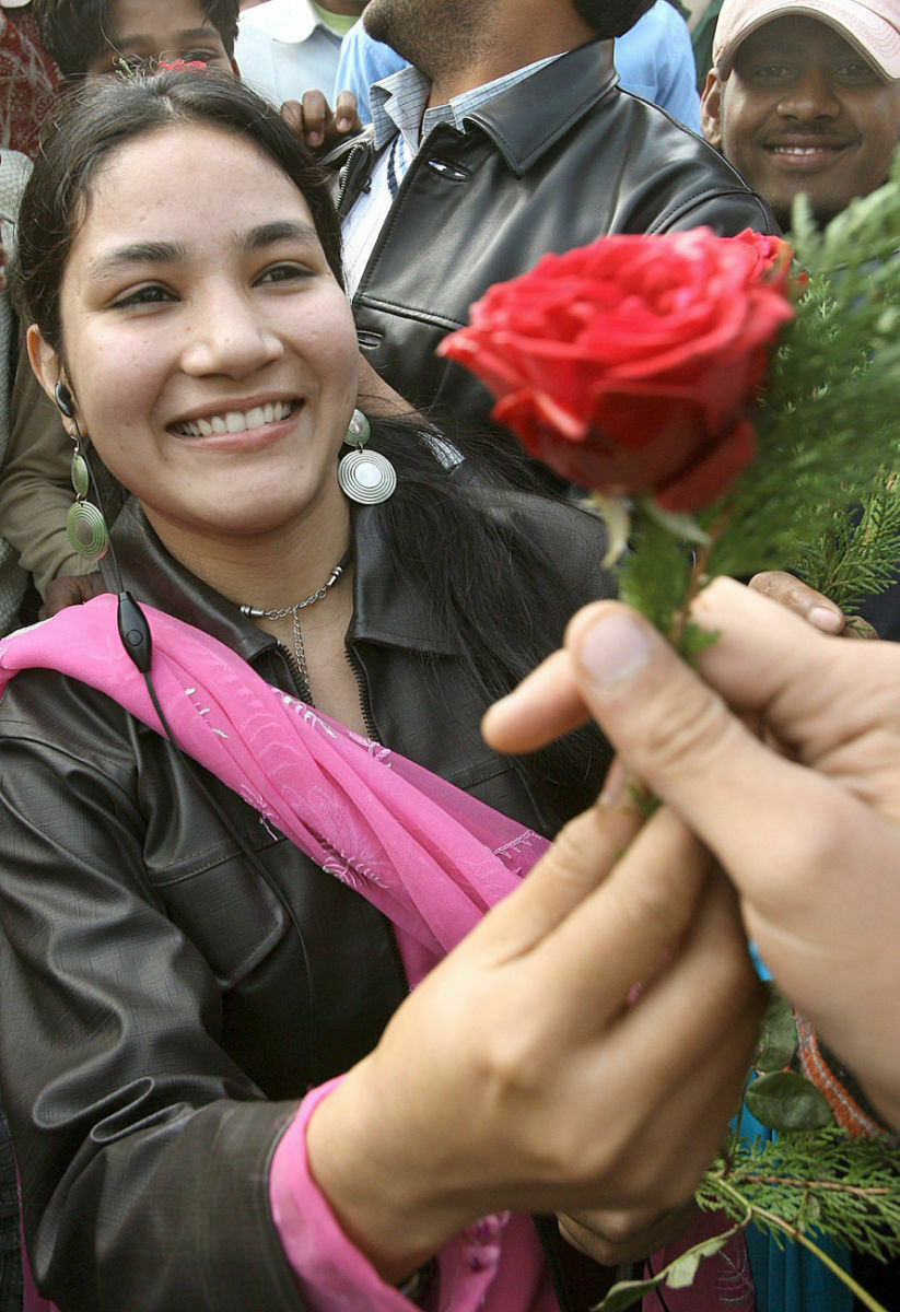 Wer mit seinem Auto die Smog-Regeln in Neu Delhi bricht, bekommt ab Januar eine Rose. Die meisten Verkehrssünder kehrten damit um