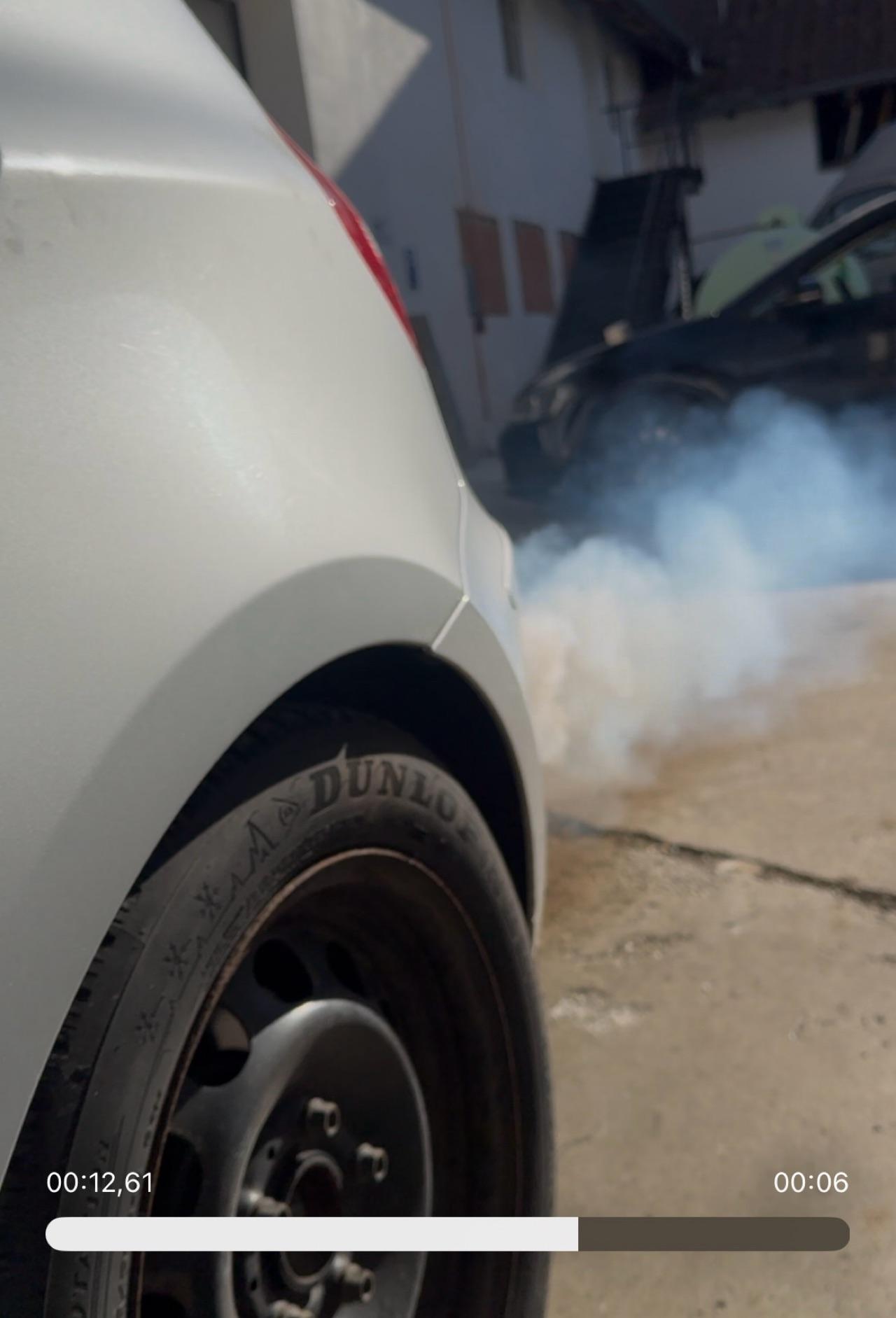 BMW 116i qualmt stark am Auspuff