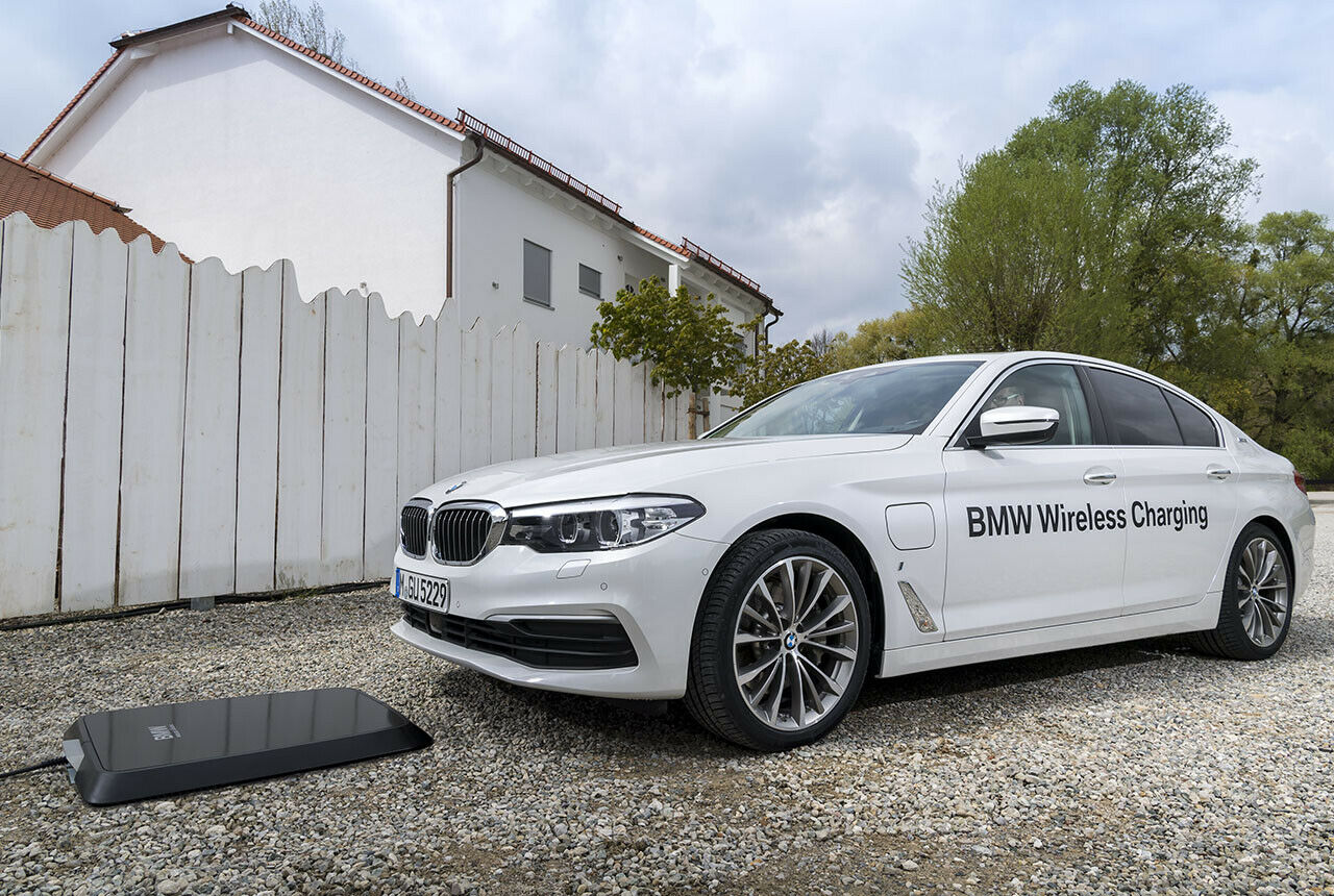 Ab sofort bietet BMW induktives Laden ab Werk an. Das Carpad für den BMW 530e kann auch im Freien installiert werden