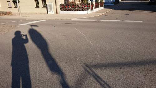 Schleifspuren auf der Straße