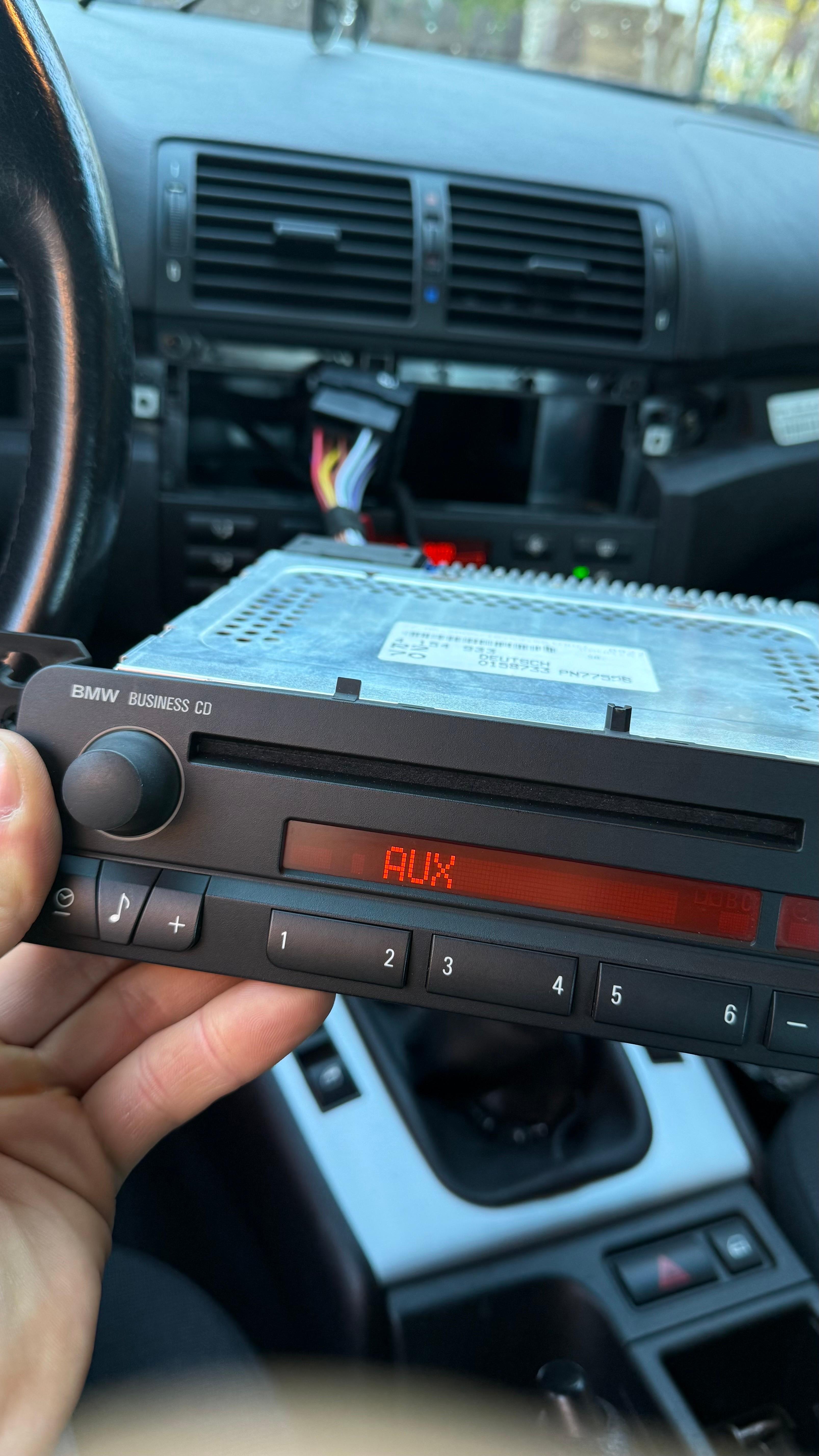 BMW E47 2005, Business CD Radio, Bluetooth Nachrüsten über Aux/Sound-System Eingang