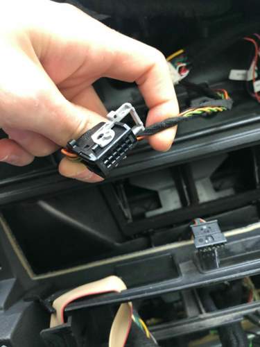 Stecker hinterm Display.jpg