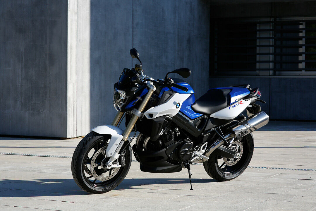 Für mehr Sitzkomfort wurde die Sattelhöhe der BMW F 800 R um 10 auf 790 Millimeter reduziert