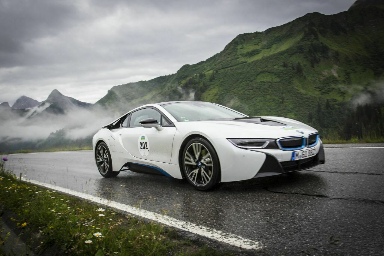 BMW i8: Der Hybridantrieb des Sportcoupés mit einer Systemleistung von 362 PS besteht aus einem Dreizylinder mit 1,5 Liter Hubraum und einem 96-kW-Elektromotor