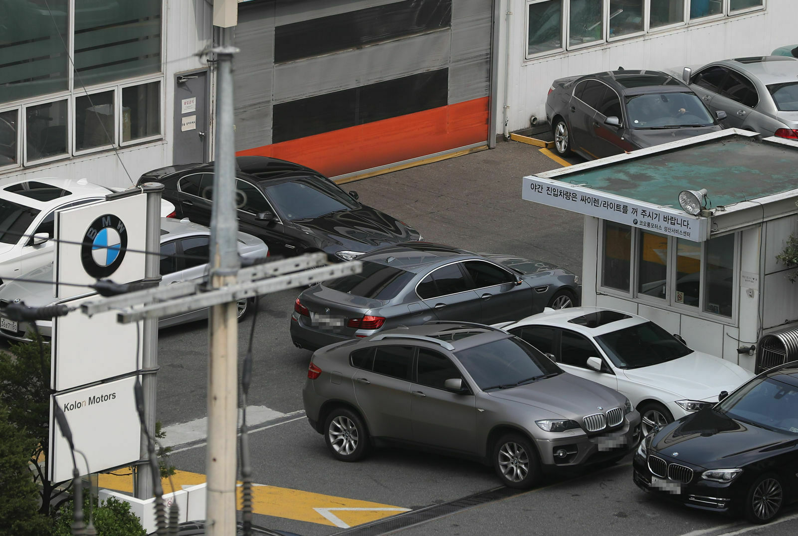 BMW beordert in Südkorea mehr als 100.000 Fahrzeuge zurück in die Werkstätten. Ein Problem mit dem AGR-Modul hat bereits bei einigen Modellen ein Feuer während der Fahrt verursacht