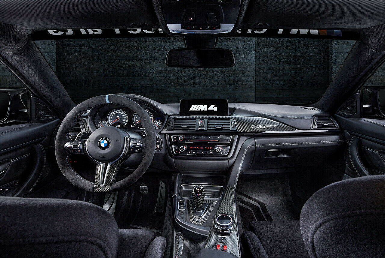 Carbon und Alcantara im Innenraum des M4 Coupé