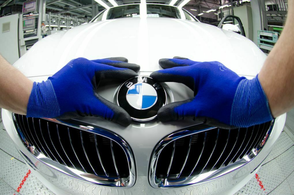 In den deutschen BMW-Werken sollen Kosten eingespart werden. Aus diesem Grund verhandelt der Konzern derzeit mit Arbeitnehmervertretern