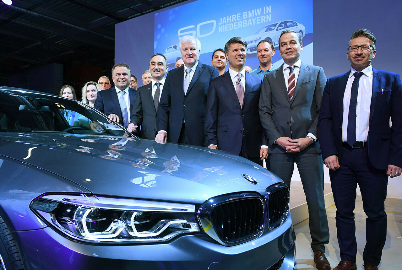 Diesel-Gipfel für Umrüstung statt Fahrverbote: Horst Seehofer (hier bei der BMW-50-Jahr-Feier im Werk Landshut) hat sich mit den Vorständen von BMW und Audi geeinigt