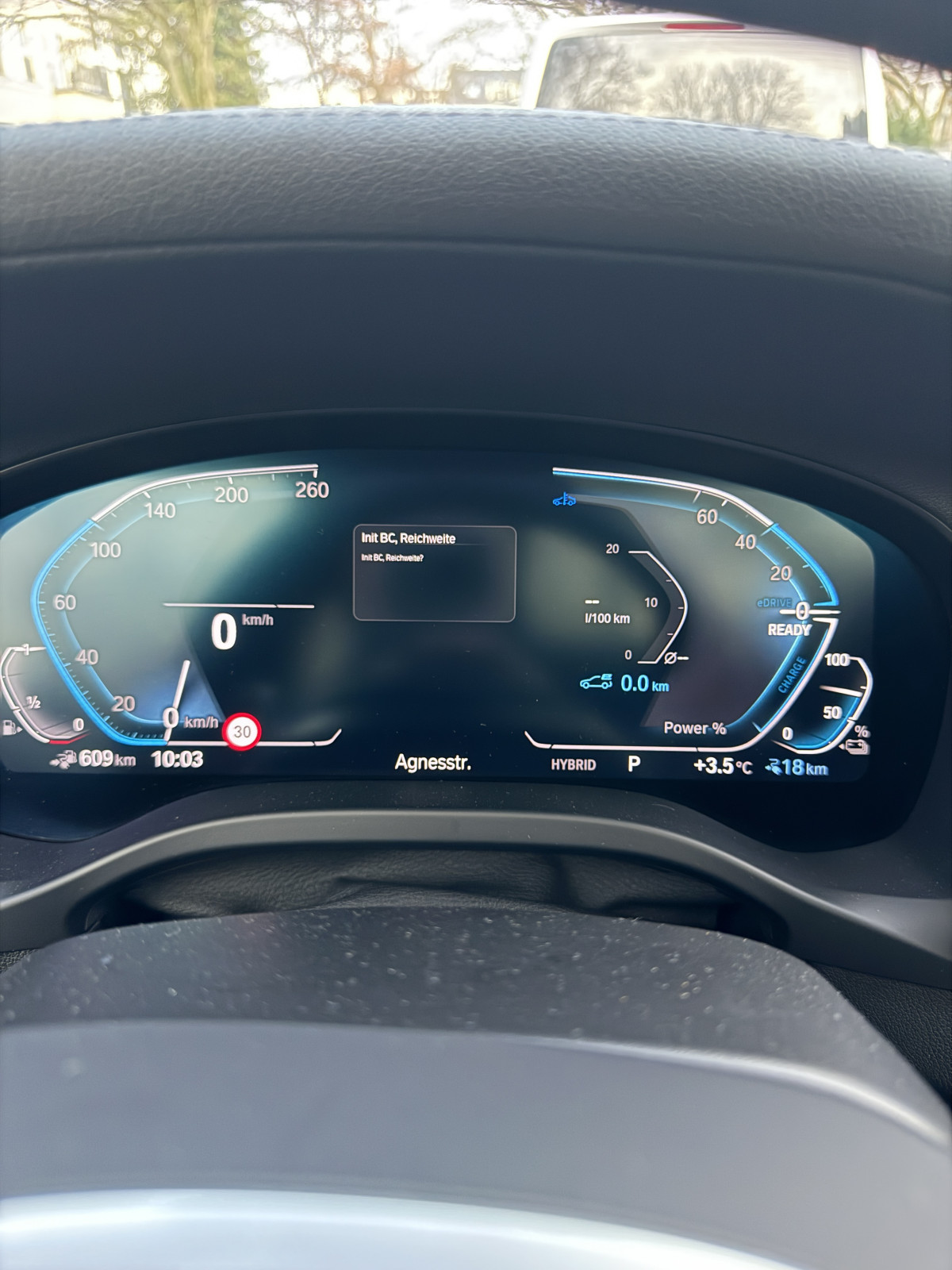 BMW X3 30e G01 // Vollgetankt zeigt die Reichweite nur 332 km