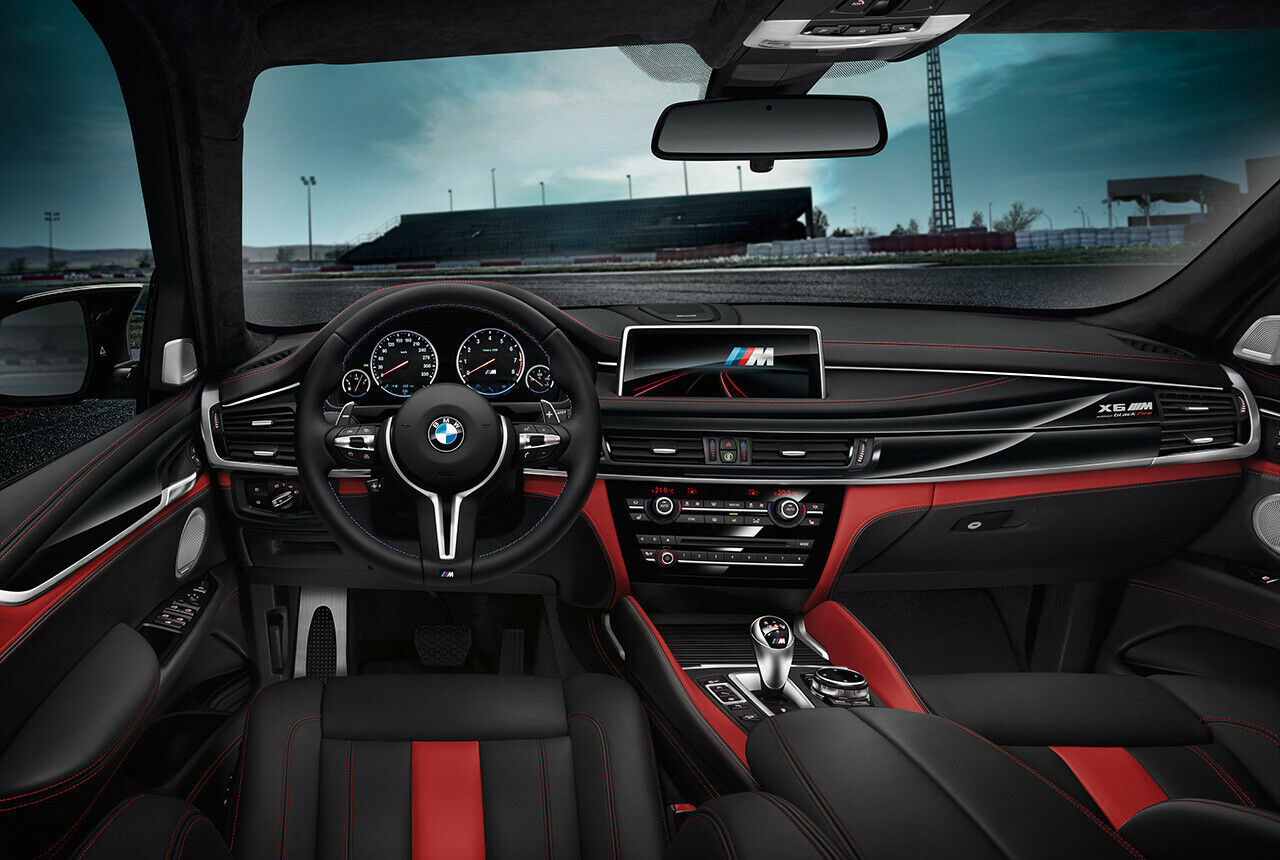BMW X5M Innenraum: Im Interieur wird die Dunkelheit durch rote Akzente aufgehellt