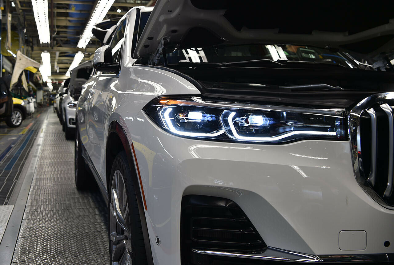 Die Scheinwerfer des BMW X7 werden nicht ganz so schmal wie bei der Studie X7 Concept iPerformance