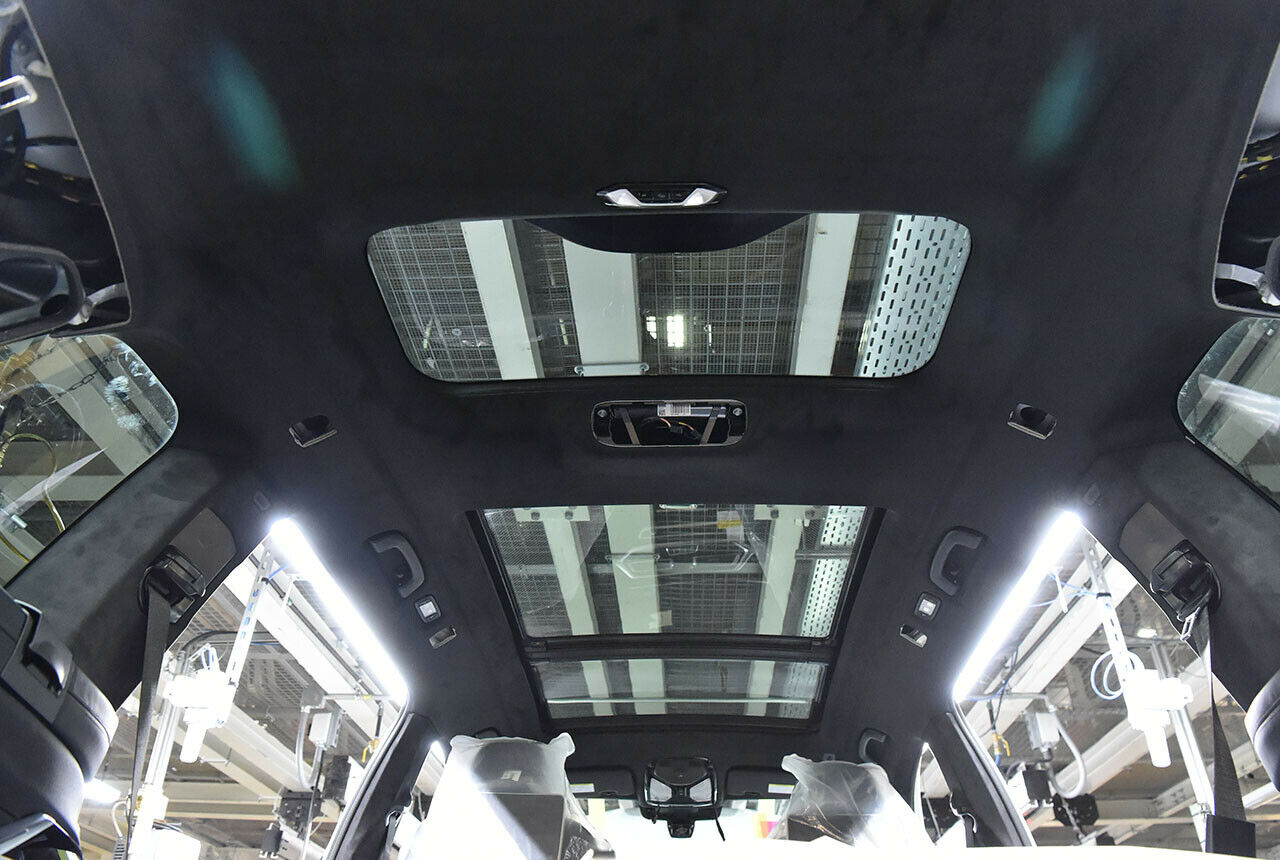 Logisch, für den X7 bietet BMW ein großes Panoramaglasdach an. Und ein kleines für die Hinterbänkler