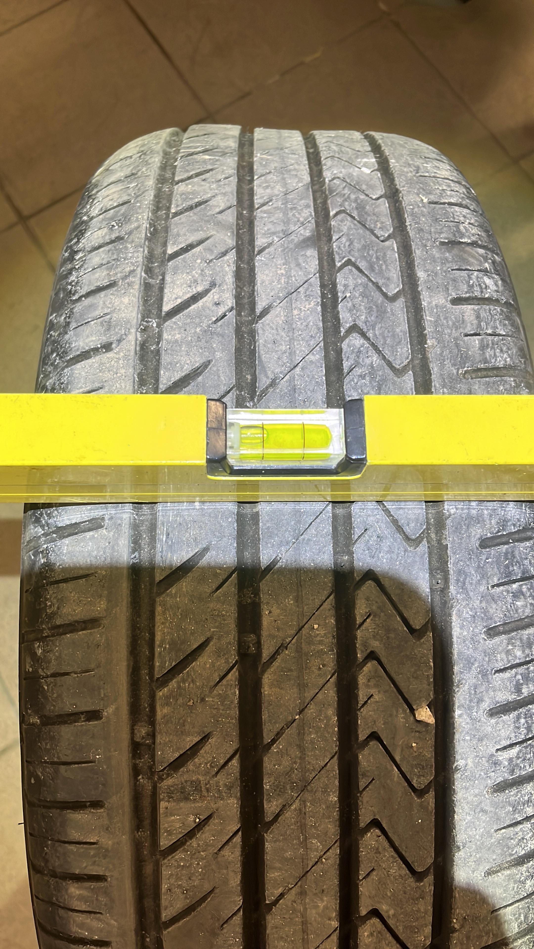 BMW zieht beim Vorwärtsfahren nach rechts, beim Rückwärtsfahren nach links