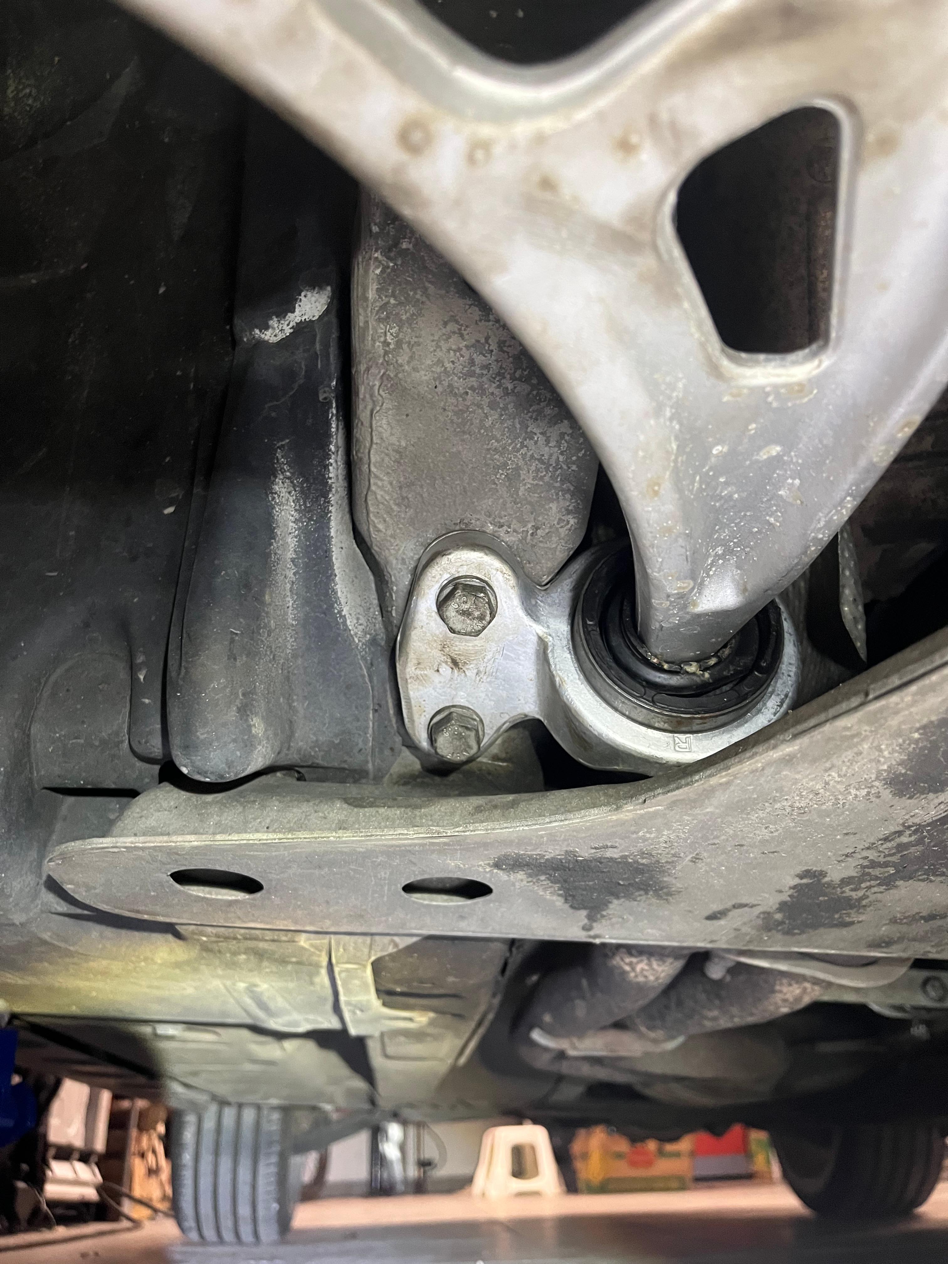 BMW zieht beim Vorwärtsfahren nach rechts, beim Rückwärtsfahren nach links