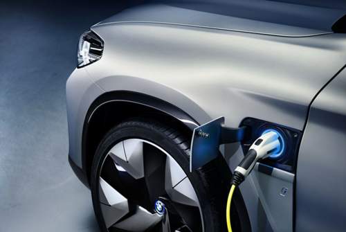 Die Ladetechnik schafft bis zu 150 kW Leistung, der Akku des iX3 soll in 30 Minuten voll sein