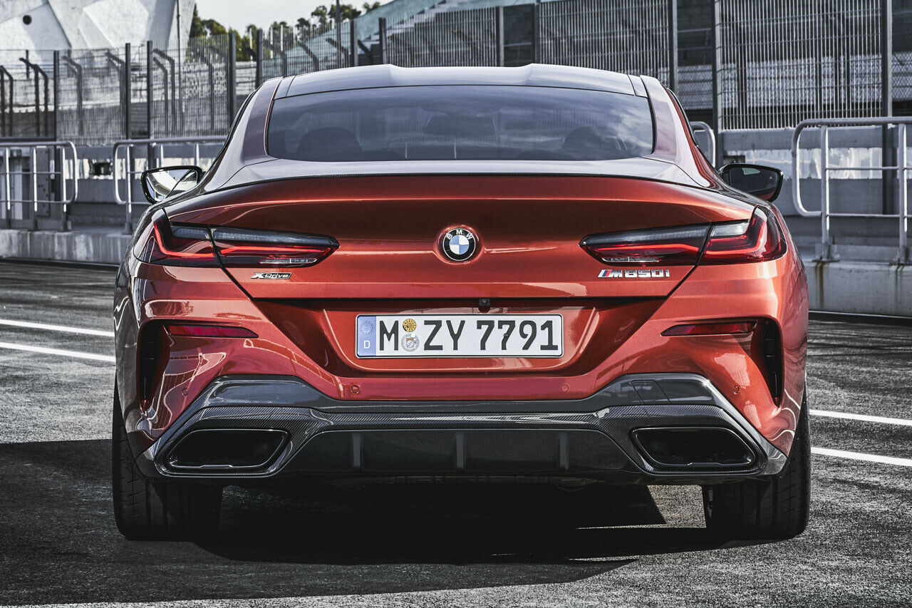 Der BMW M850i xDrive trägt Carbon an der Heckschürze, wenn man sich für das Carbon Exterieur-Paket (4.100 Euro) entscheidet
