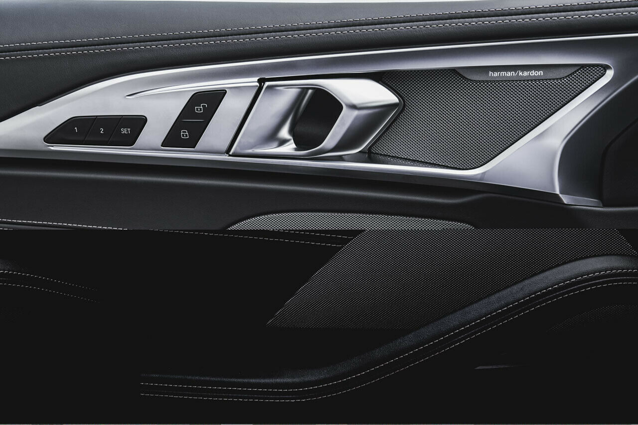 Für mehr Sound im Innenraum gibt es neben der Sport-Plus-Taste auch eine Musikanlage von Harman Kardon für knapp 1.200 Euro