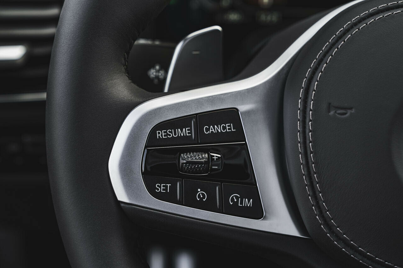 Im Stau fährt der BMW 8er mit dem "Driving Assistant Professional" für 1.900 Euro teilautonom, den Abstandstempomaten gibt es serienmäßig