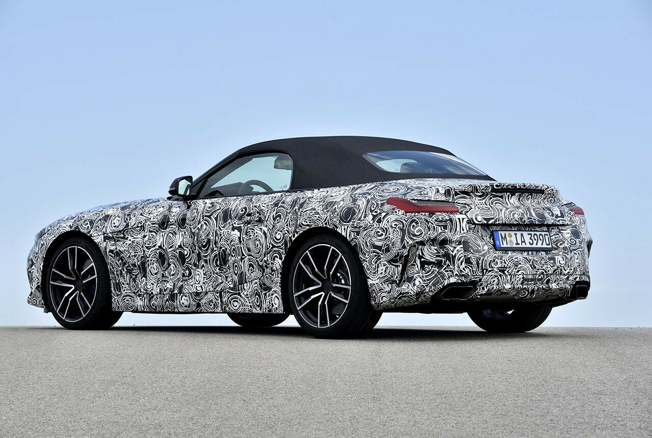 Das Verdeck besteht aus Stoff, das Schwestermodell von Toyota auf gleicher technischer Basis kommt als Coupé