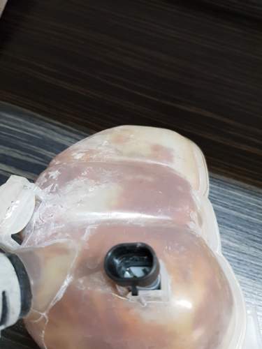 Sensor im Ausgleichsbehälter, Unterseite