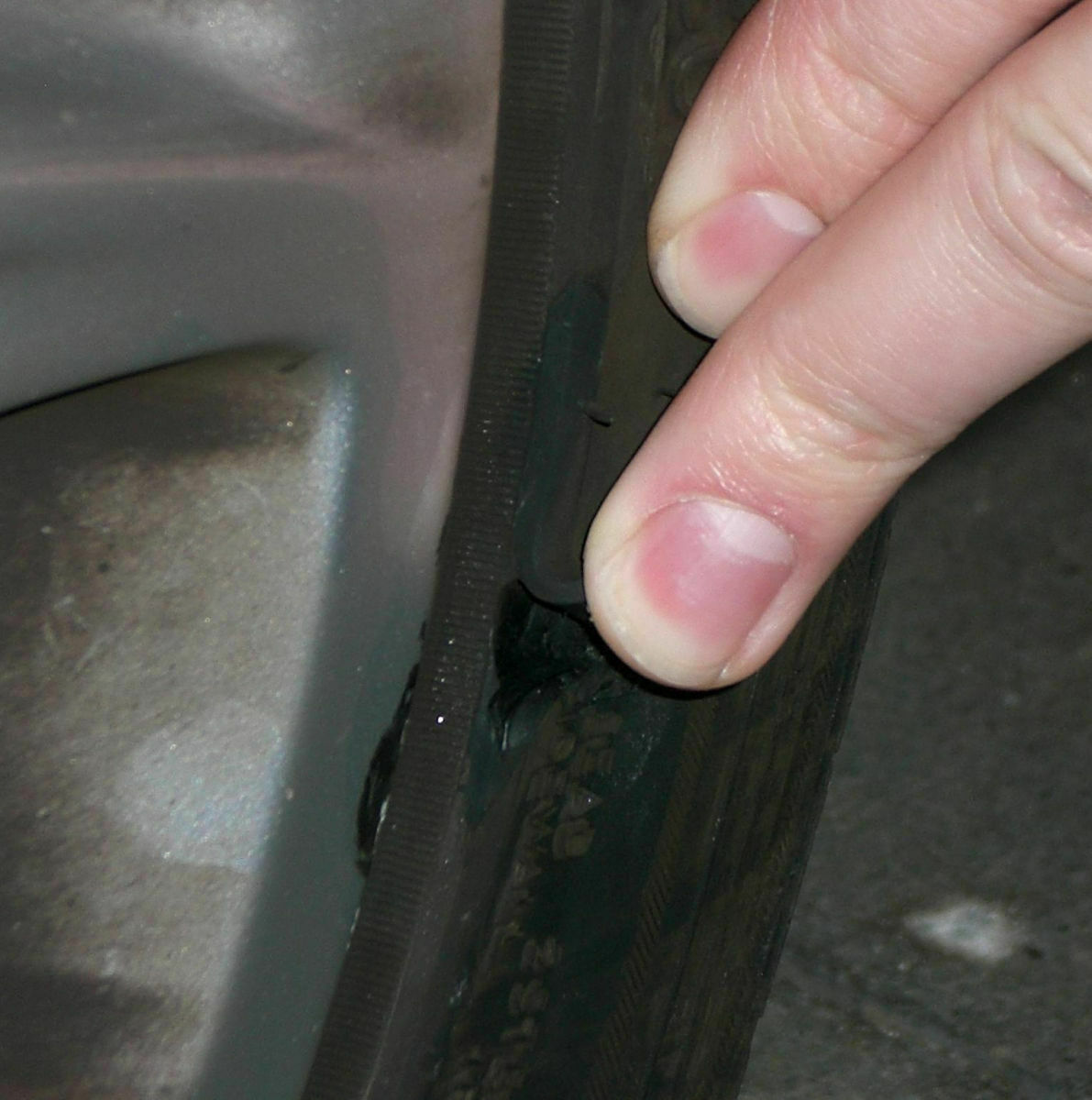 Bordstein geküßt... Hankook Evo beschädigt! 1 neuen, 2 neue oder gar keinen neuen Reifen kaufen?
