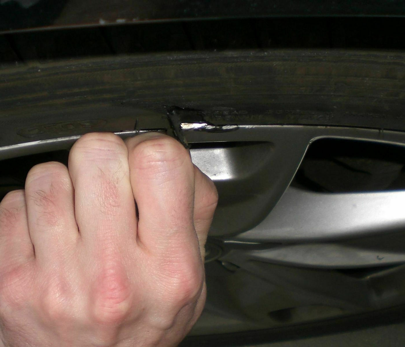 Bordstein geküßt... Hankook Evo beschädigt! 1 neuen, 2 neue oder gar keinen neuen Reifen kaufen?