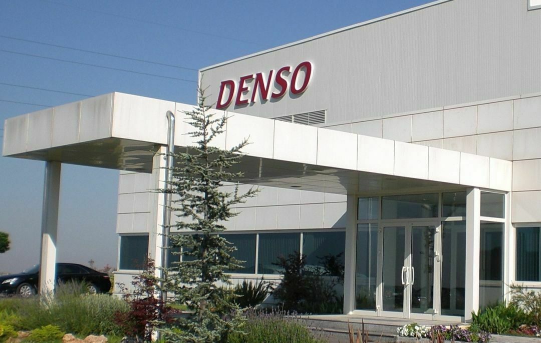 Nach einem Ranking der Zeitschrift 'Automobil-Produktion' ist Denso, vor Conti und Bosch, weltgrößter Automobilzulieferer. Das Unternehmen wurde 1949 gegründet und gehört zum Toyota-Konzern