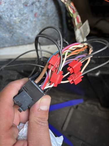 Die 4 schwarzen Kabel sind bis vorne