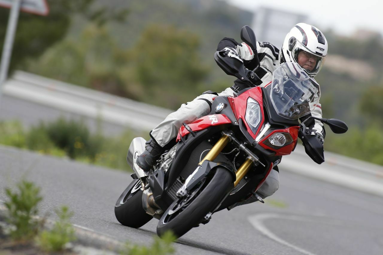 Erste Ausfahrt mit der BMW S 1000 XR: Für die Saison 2015 kommt das Motorrad etwas zu spät in den Handel. Fast schade, denn es bietet eine gelungene Symbiose aus Reisen und Rasen