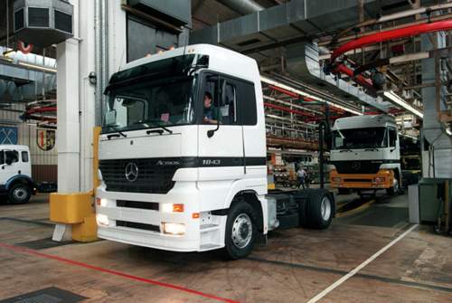 Datiert auf den 29. Juli 1998 zeigt ein Foto die Montage eines Mercedes-LKW in Woerth. 2004 stand Daimler im Verdacht, am illegalen Export von LKW in den Iran beteiligt gewesen zu sein. Heute wäre das legal