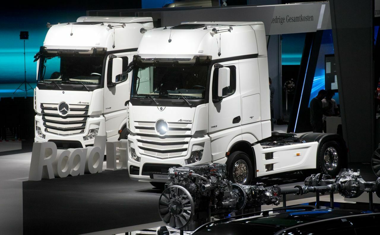 Schwere Lkw von Daimler auf der IAA Nutzfahrzeuge in Hannover
