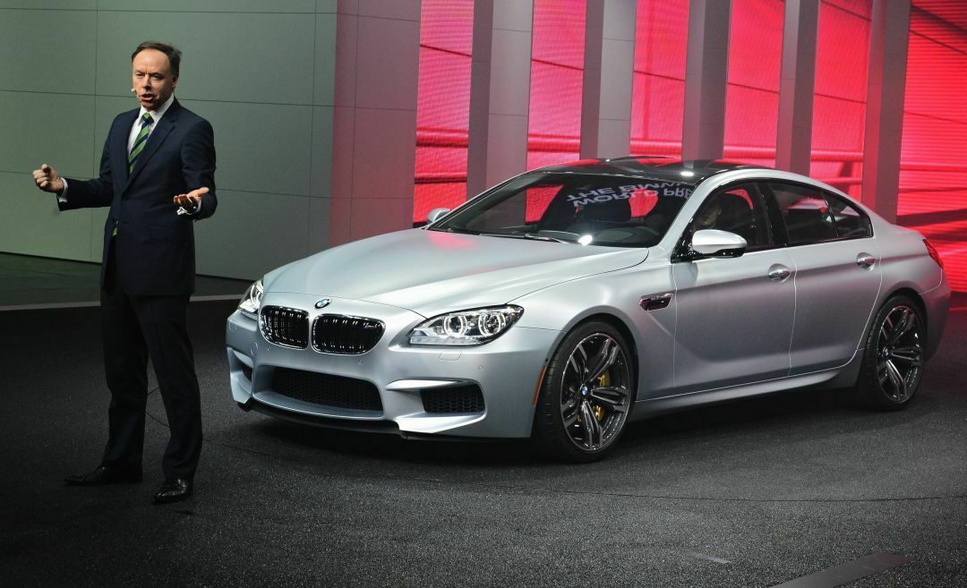 BMW-Vertriebschef Ian Robertson mit dem 6er Gran Coupé, aufgenommen auf der Detroiter Autoshow 2013.
