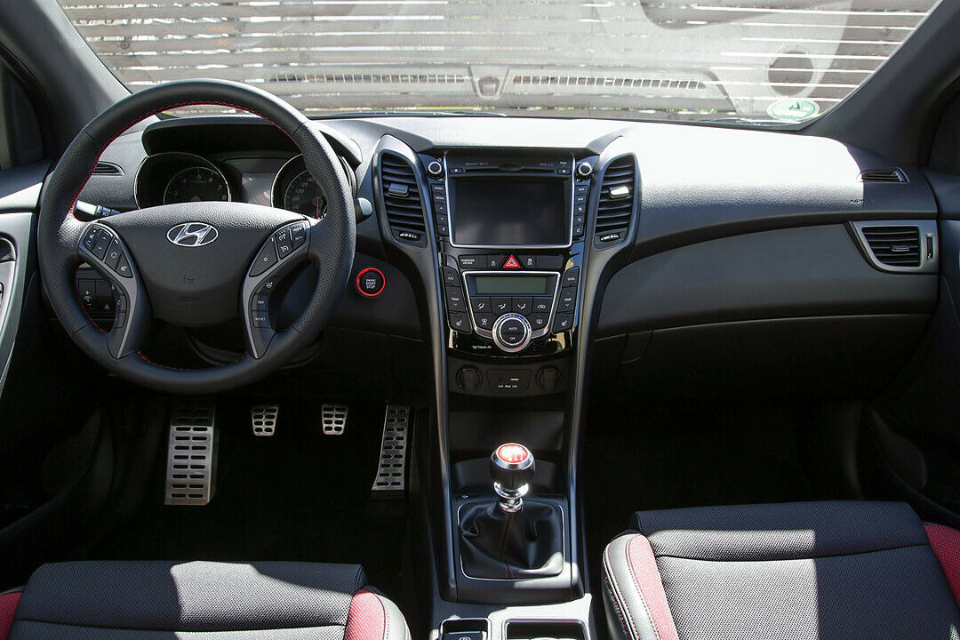 Die Sitze in dem sportlichsten i30 sind tiefer ausgeschnitten und mit roten Zierstreifen versehen