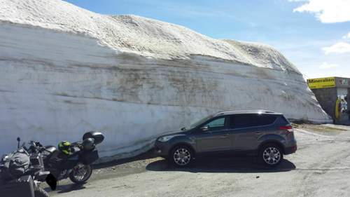 Kuga-vor-der-schneewand