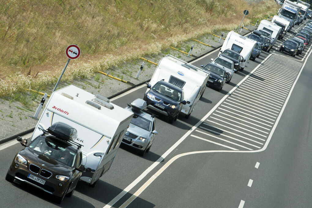 Ein Wohnwagen-Gespann reiht sich an das andere