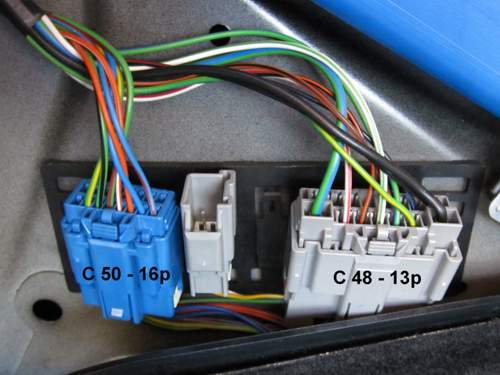 Stecker hinter der Serviceklappe TURNIER