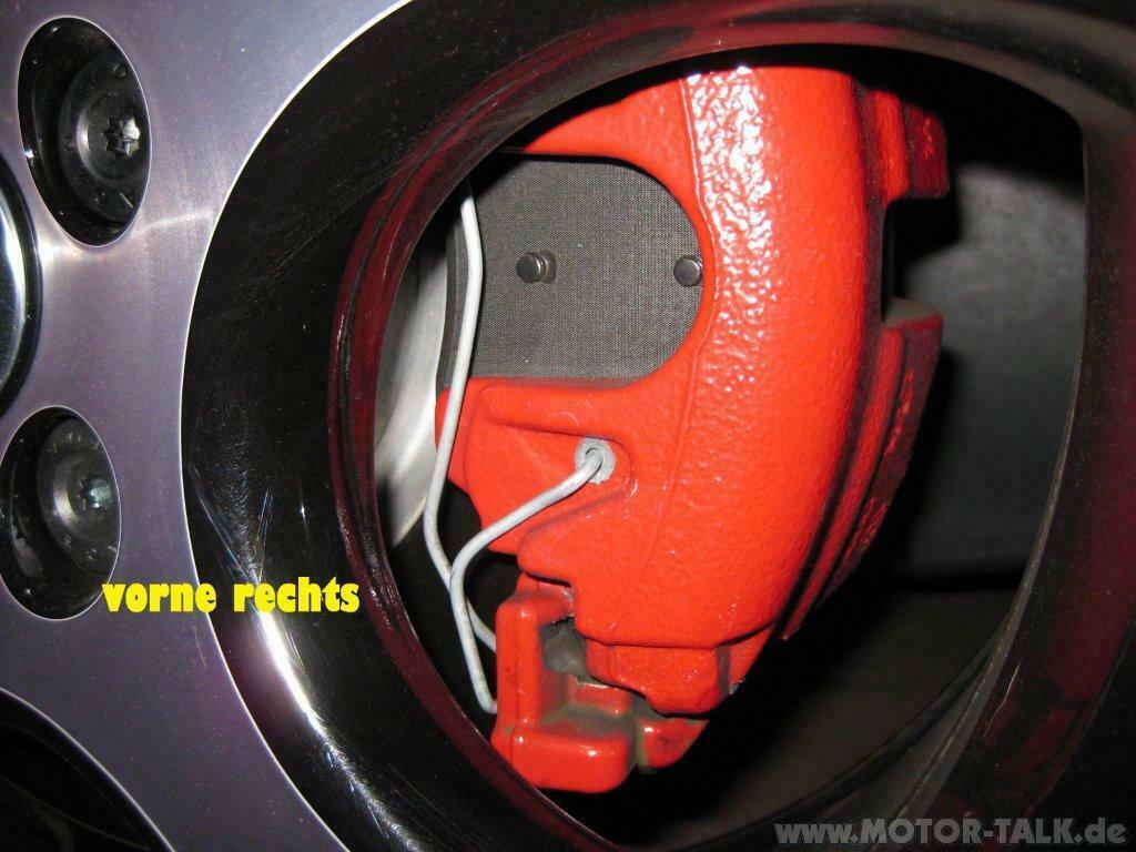 Bremssättel beim GTI in unterschiedlichem rot