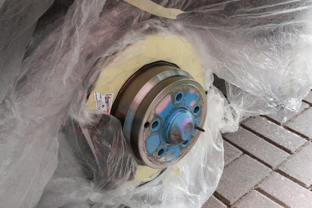Bremsscheiben hinten optisch aufgepeppt.