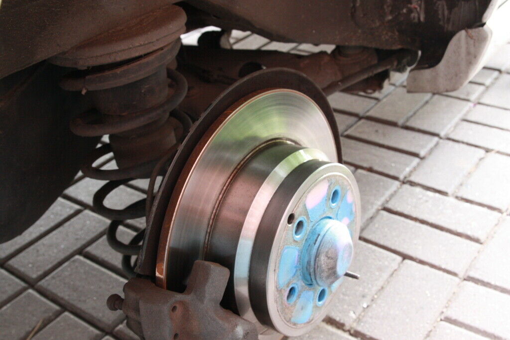 Bremsscheiben hinten optisch aufgepeppt.
