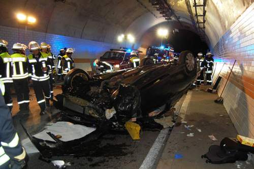 Die Fahrerin musste von der Feuerwehr aus dem Autowrack befreit werden