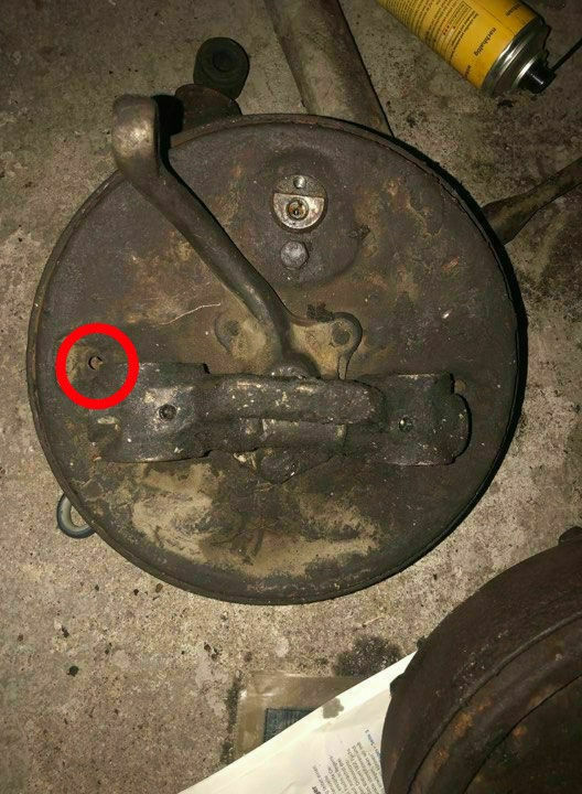 Bremstrommel Vorderachse bei 63er Käfer öffnen