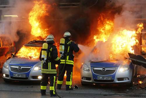 Die Feuerwehr versucht, die brennenden Autos zu löschen