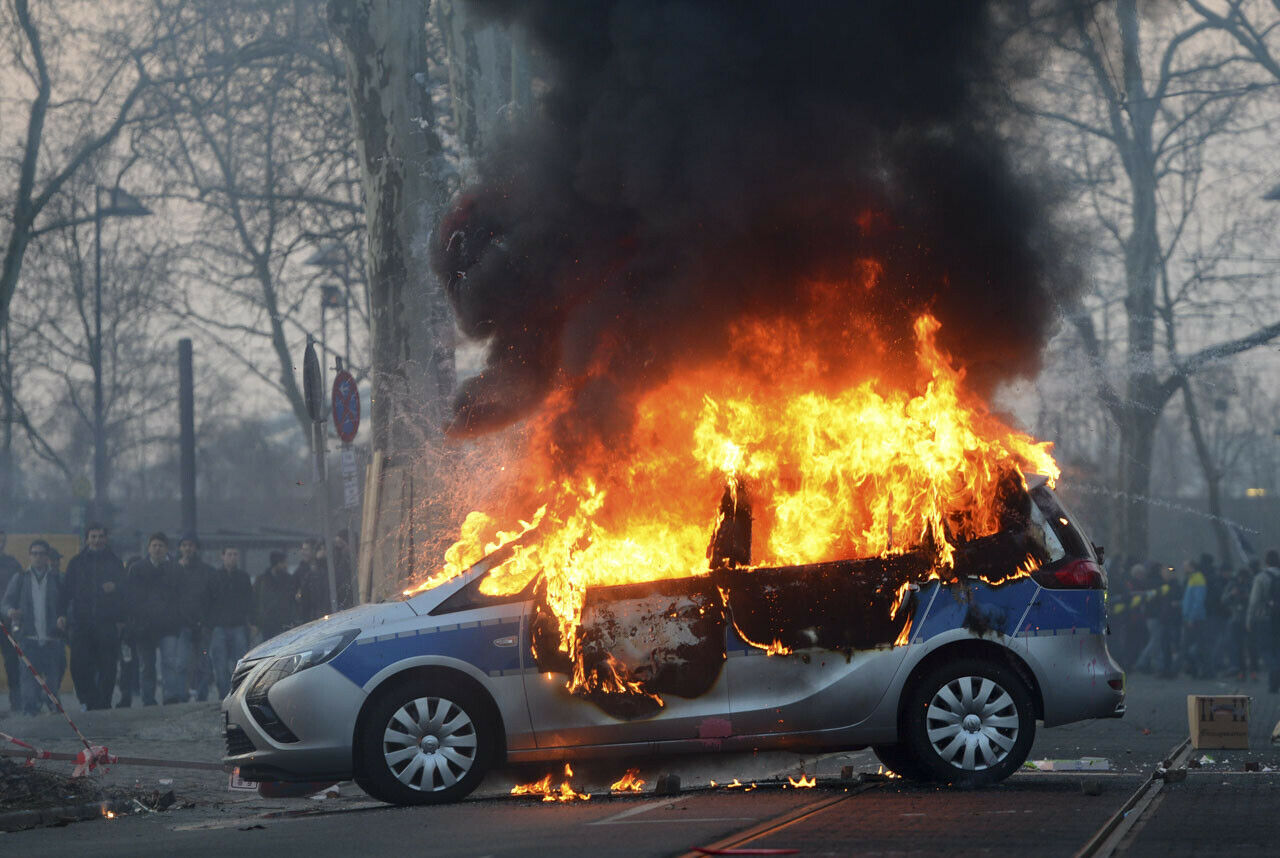 Vor der offiziellen EZB-Eröffnung in Frankfurt brennen bereits mehrere Polizeiautos