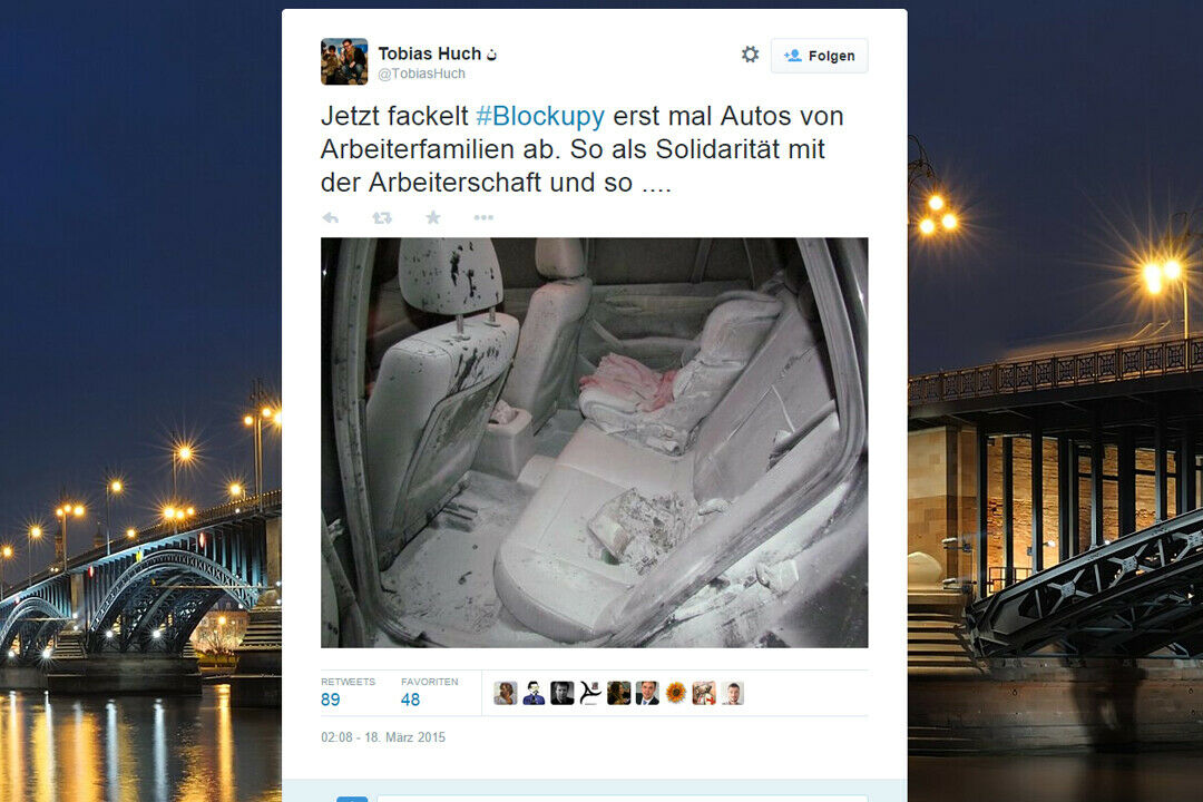 Ein ausgebranntes Auto mit Kindersitz auf der Rückbank