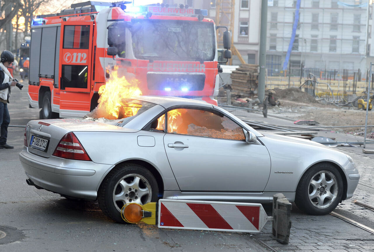 Die Demonstranten attackieren aber nicht nur Dienstwagen der Polizei, sondern auch private Autos