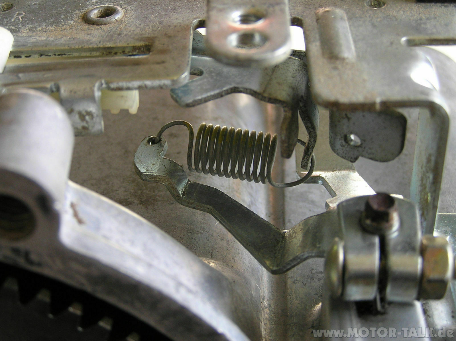 Briggs Stratton Gestängeproblem vom Vergaser zu der Metallplatte
