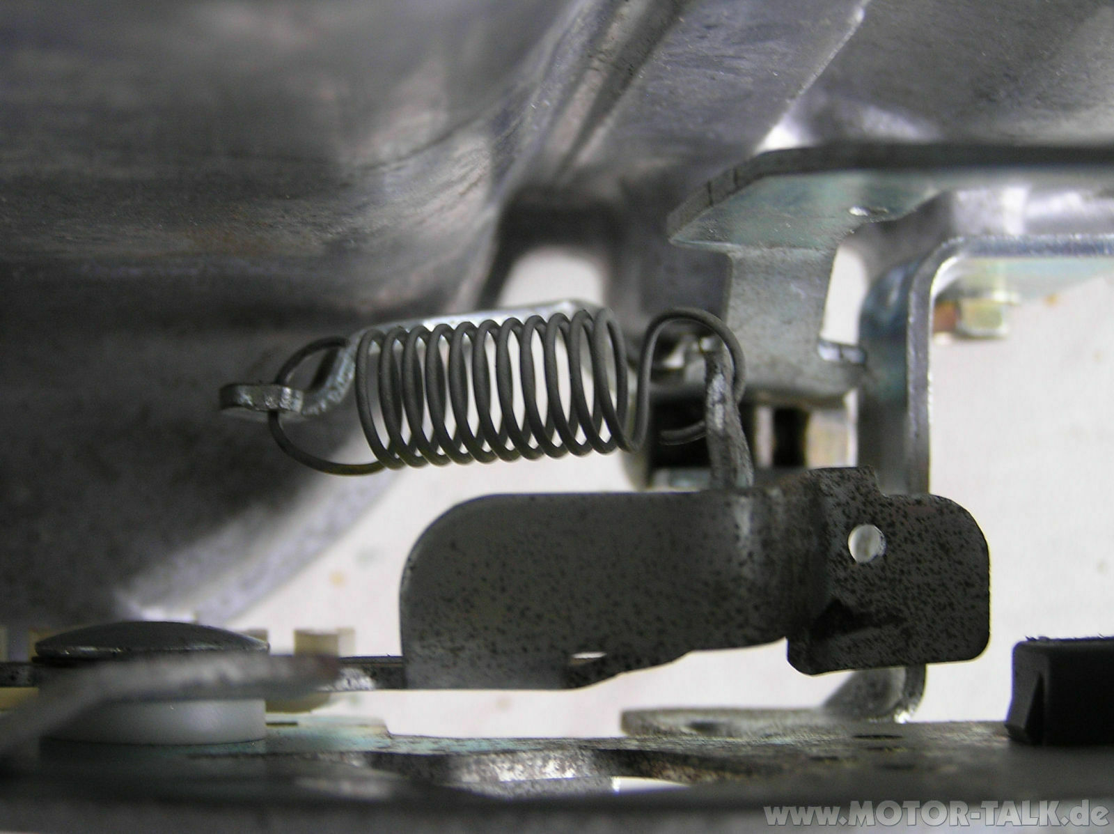 Briggs Stratton Gestängeproblem vom Vergaser zu der Metallplatte