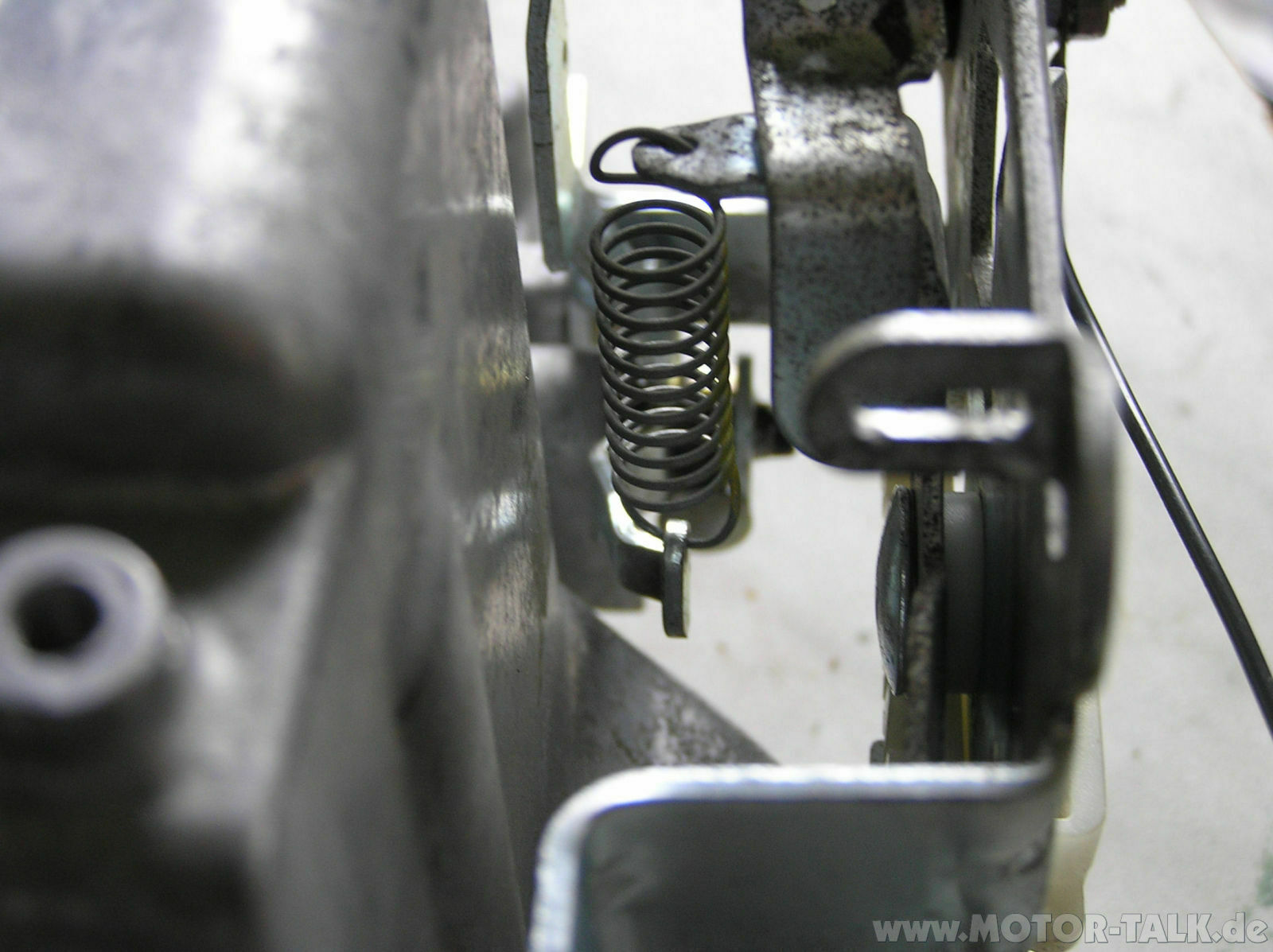 Briggs Stratton Gestängeproblem vom Vergaser zu der Metallplatte