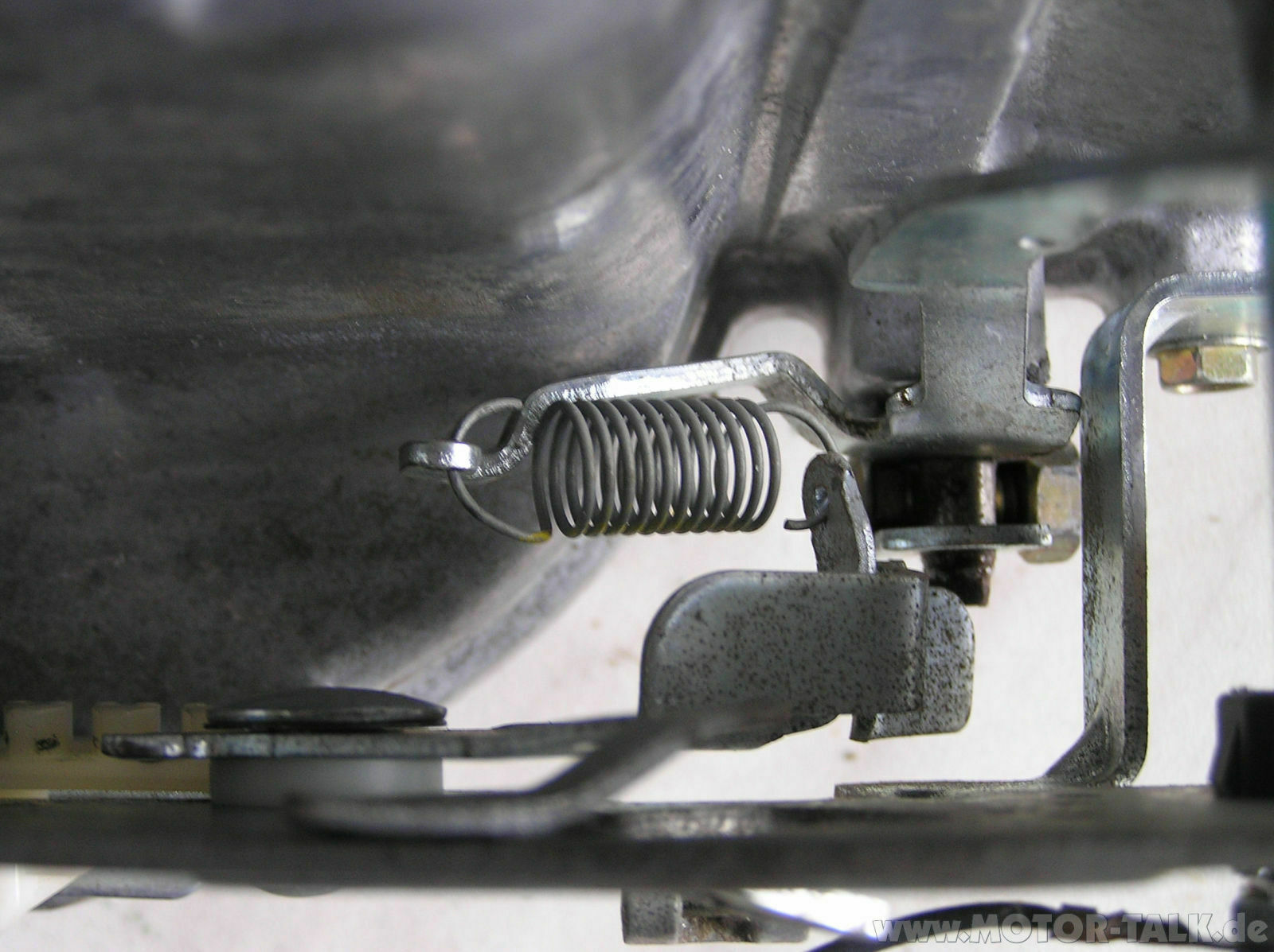 Briggs Stratton Gestängeproblem vom Vergaser zu der Metallplatte