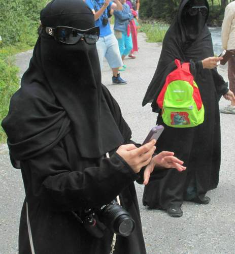 2-mit-teuersten-kameras-ausgestattete-moslemfrauen-2013